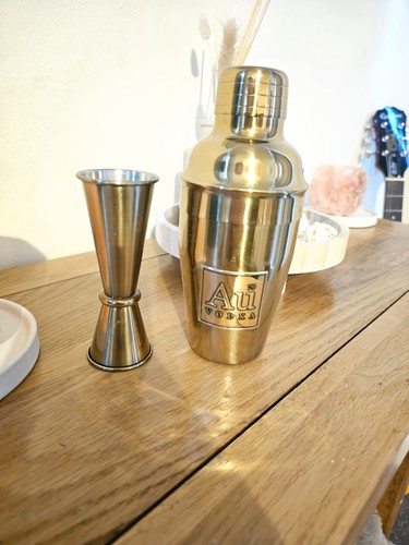 Cocktail shaker and jigger - au,